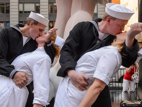 В Нью-Йорке сотни пар повторили поцелуй моряка и медсестры со знаменитой фотографии. Фоторепортаж