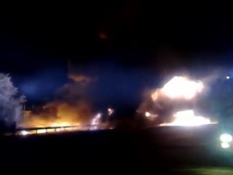 На трассе Киев – Харьков перевернулся и загорелся бензовоз. Видео