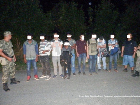 Десять человек без документов задержали пограничники в 100 м от границы с Венгрией.