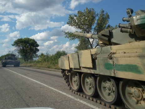 Соцсети: В Луганской области были зафиксированы новейшие российские танки Т-90А. Фоторепортаж