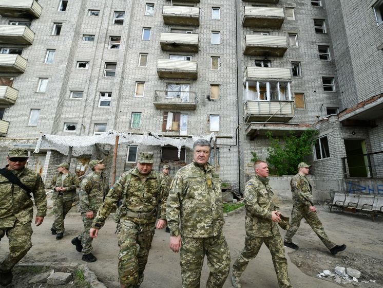 Доплату военнослужащим на передовой в зоне операции Объединенных сил поднимут на 5 тыс. грн – Порошенко