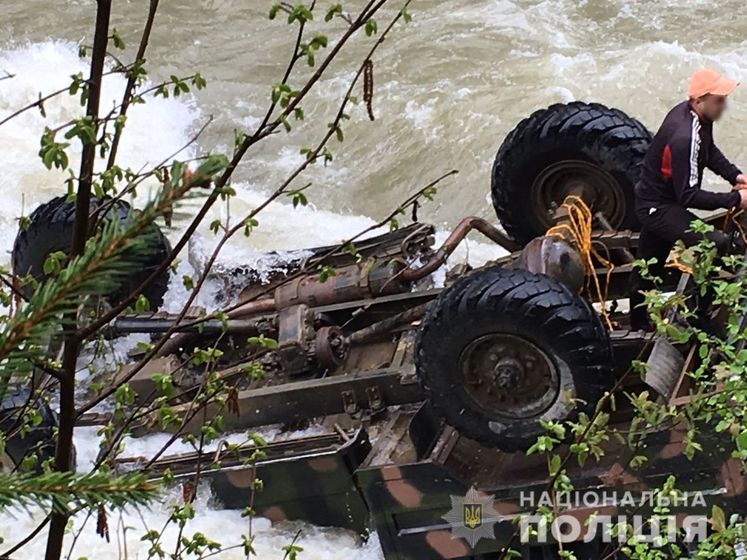Водитель грузовика с туристами, упавшего в реку в Ивано-Франковской области, был пьян – полиция