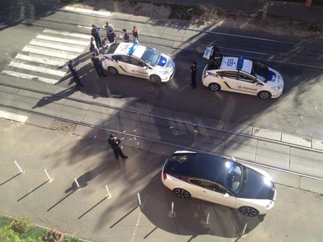 Патрульная полиция задержала пьяного водителя Бентли, который разбрасывал доллары. Фоторепортаж