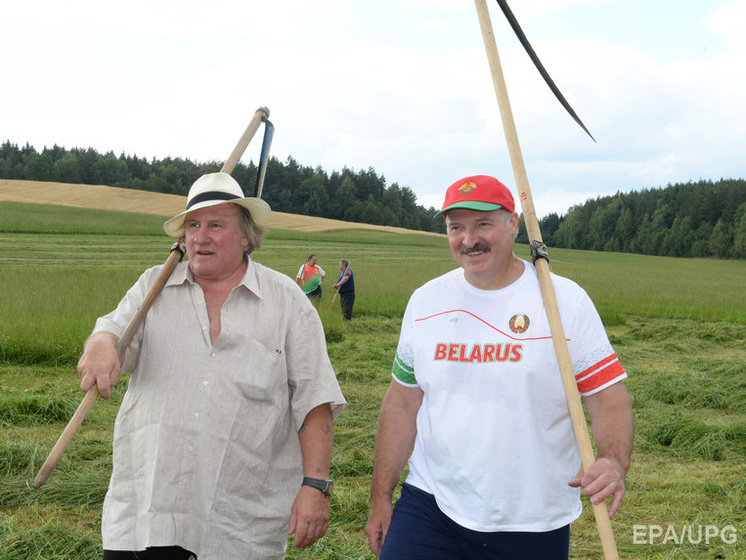 Лукашенко с сыном собрал на территории своей официальной резиденции 70 мешков картофеля