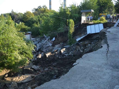В Днепропетровске из-за оползня на 10 метров провалился КПП автобазы