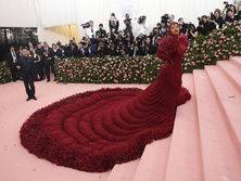 Леди Гага, Карди Би, Лопес, Крус, Камбербэтч, Шарапова пришли на Met Gala 2019. Фоторепортаж