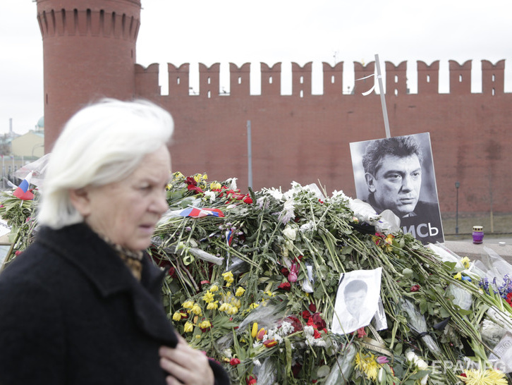 В Москве с места убийства Немцова унесли портреты и свечи