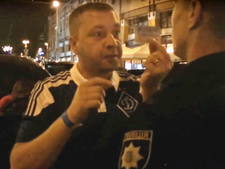 В интернете обнародована видеозапись наезда автомобиля с иностранными номерами на полицейских. Видео