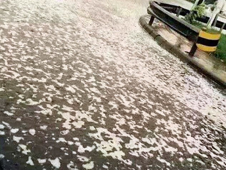 В Тяньцзине, где недавно прогремели взрывы, после дождя появилась необычная пена. Фоторепортаж