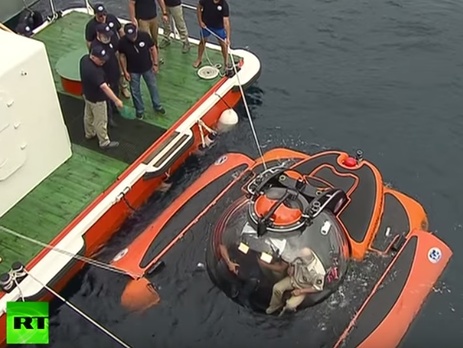 Путин в батискафе спустился на дно Черного моря, чтобы осмотреть затонувший античный корабль. Видео