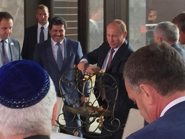 В Меджлисе возмущены тем, что во время визита Путина в Крым ему подарили национальную реликвию крымских татар