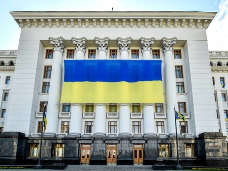 На здании Администрации Президента появился огромный флаг Украины. Фоторепортаж