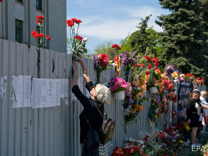 ﻿Біля Будинку профспілок в Одесі підпалили квіти і таблички на пам'ять про загиблих 2 травня