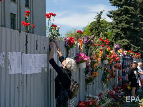 Возле Дома профсоюзов в Одессе подожгли цветы и таблички в память о погибших 2 мая