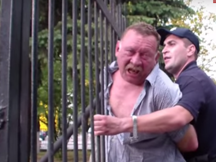 Патрульные полицейские в Киеве задержали пьяного мужчину, представившегося майором милиции. Видео
