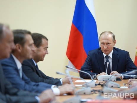 Больше половины россиян уверены, что окружение Путина скрывает от него реальную информацию о ситуации в стране