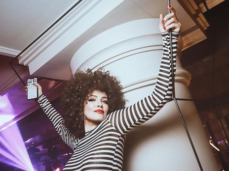 Астафьева показала, как качает мышцы в зале