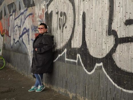 alyona alyona показала, как работает на огороде