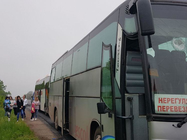 Возле Кривого Рога неизвестные забросали камнями автобусы с людьми, которые направлялись на празднование Дня Победы