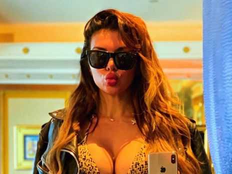 Седокова перед камерой показала грудь и пятую точку