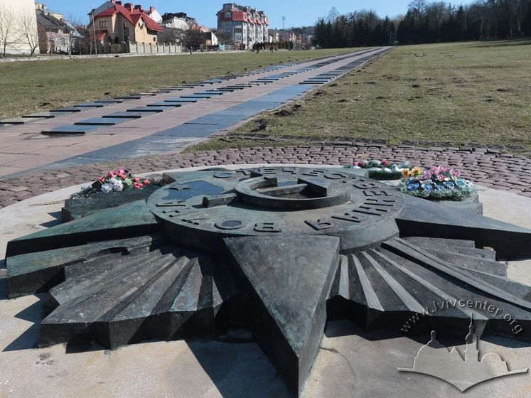 Во Львове полиция составила админпротокол в отношении мужчины, бросавшего яйца в советский мемориал