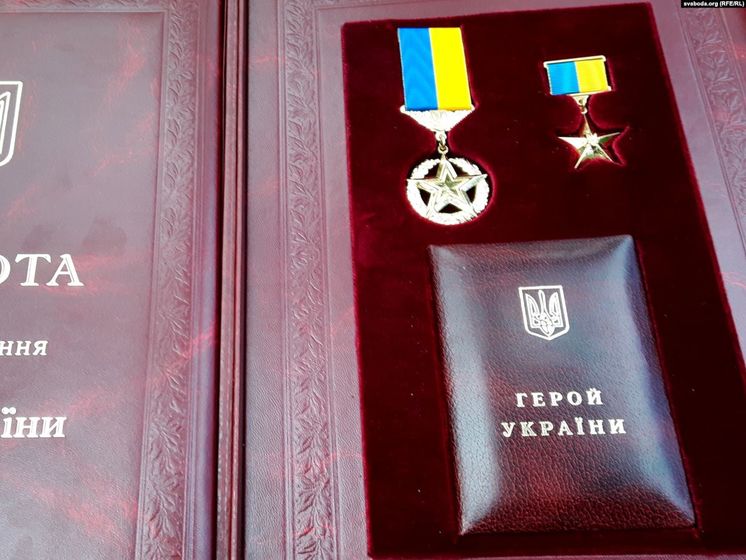 Порошенко присвоил звание "Герой Украины" посмертно волонтеру Гончаренко и полковнику МВД Украины Соколенко