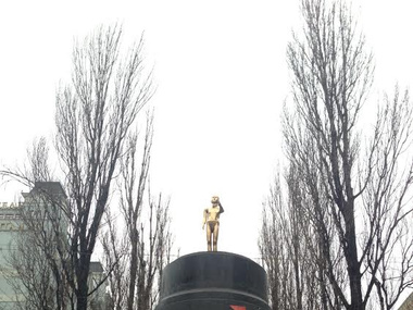 К снесенному памятнику Ленину художница принесла 100 "золотых" детей