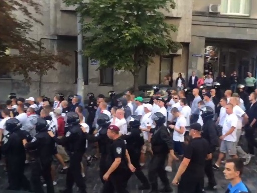 Польские фаны в Киеве скандировали: "Е...ать УПА и Бандеру". Видео