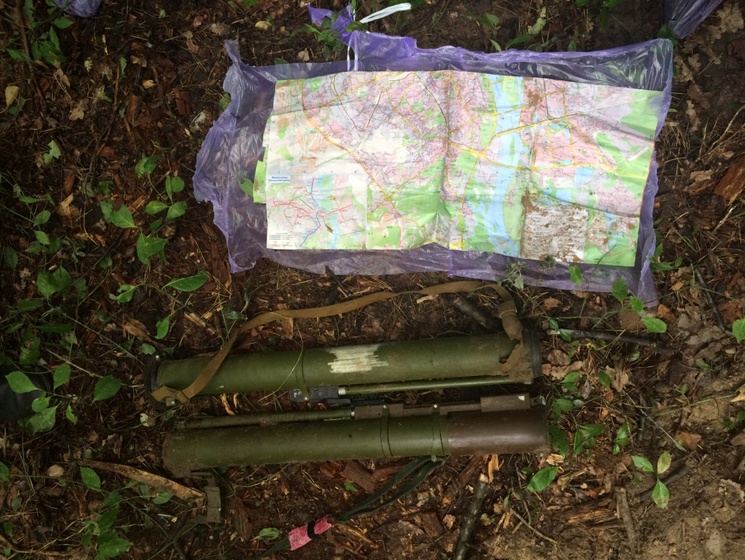 В лесу в Киеве нашли тайник с гранатометами и картой местности