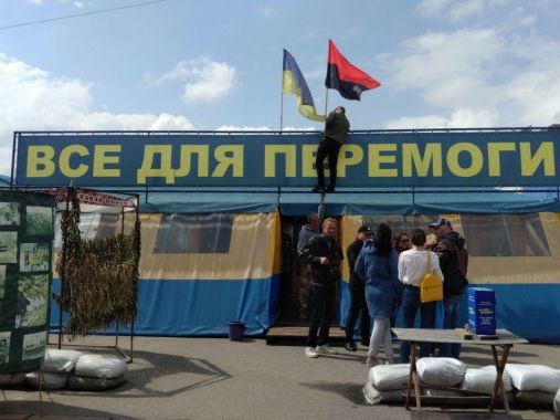 Харьковские волонтеры заявили, что будут отстаивать палатку для сбора средств на нужды армии до тех пор, пока не будут деоккупированы Донбасс и Крым