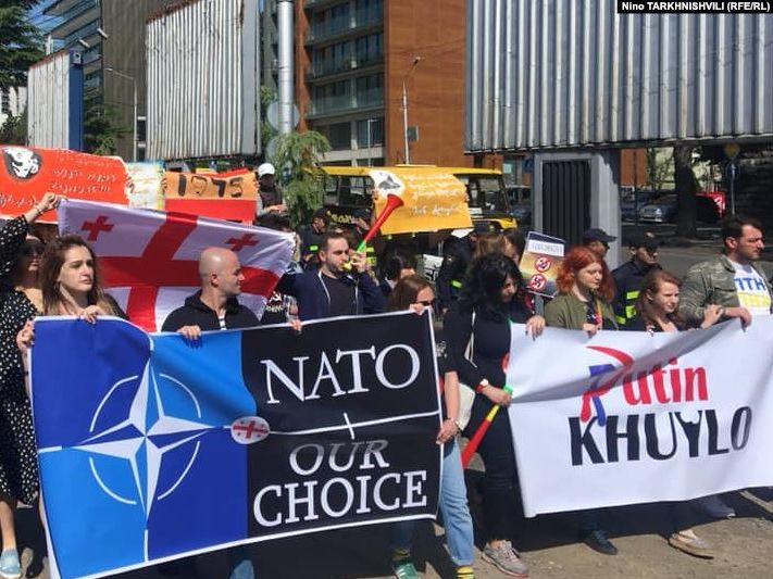 В Тбилиси во время шествия "Бессмертного полка" произошли стычки, участники контракции скандировали: "Путин &ndash; х...йло"