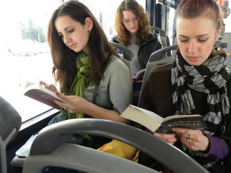 В румынском городе ввели бесплатный проезд для пассажиров, читающих книги