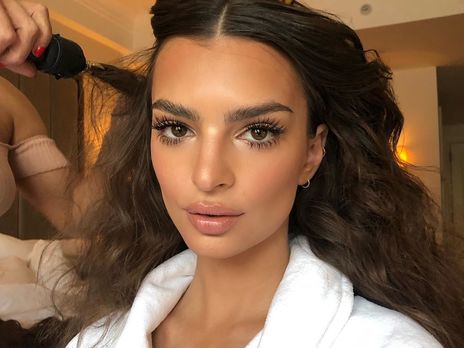 Ратаковски показала грудь без бюстгальтера