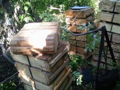 Главная военная прокуратура Украины выявила незаконное хранилище боеприпасов одного из добровольческих батальонов. Фоторепортаж