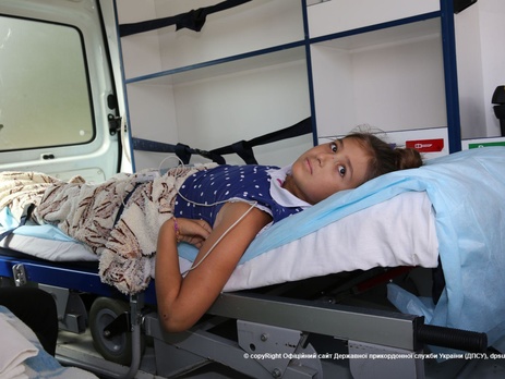 Раненная в Сартане 10-летняя девочка доставлена в Киев вертолетом Госпогранслужбы. Фоторепортаж