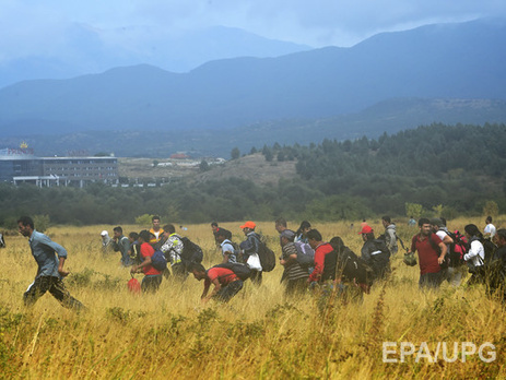 Тысячи мигрантов прорвались в Македонию из Греции
