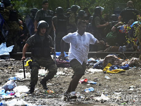 Нелегальные мигранты прорвались через границу Македонии. Фоторепортаж 
