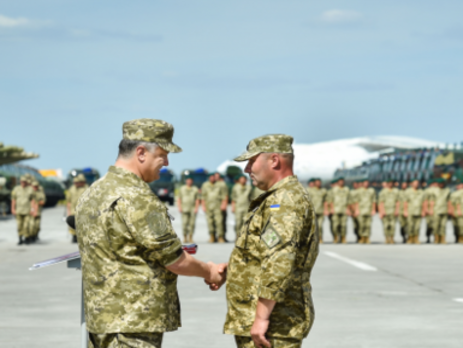 Дайджест 22 августа: Порошенко передал технику в АТО, прорыв мигрантов через границу, смерть политзаключенного в России 