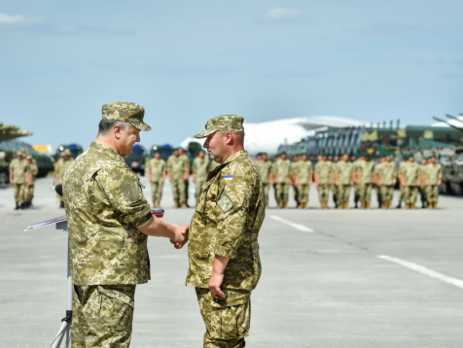 Порошенко наградил 15 военных, отличившихся в зоне АТО