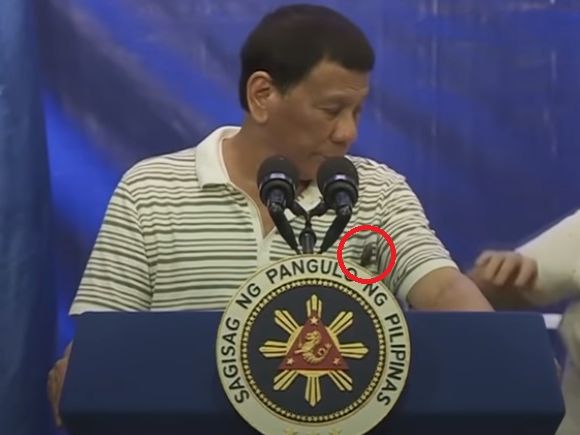 На президента Филиппин Дутерте во время его выступления залез таракан. Видео