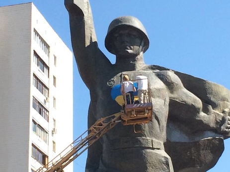 В Харькове на памятнике Воину-освободителю нарисовали желто-синее сердце и крест. Фоторепортаж