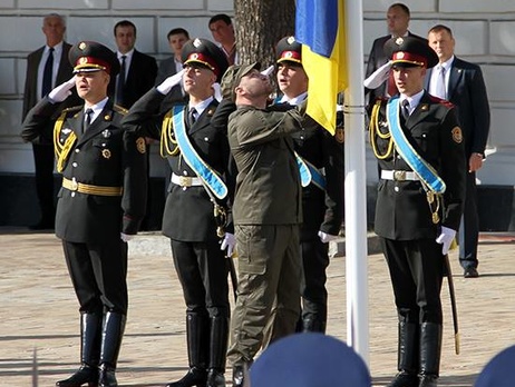 Нацгвардия: Право поднять государственный флаг Украины в Киеве было предоставлено нацгвардейцу