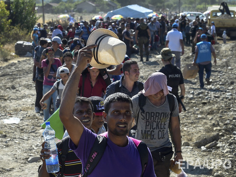 Македония пропустила в Сербию тысячи беженцев. Видео