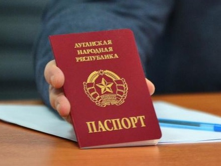 СМИ: Прокуроры "ЛНР" в Перевальске отказались менять украинские паспорта