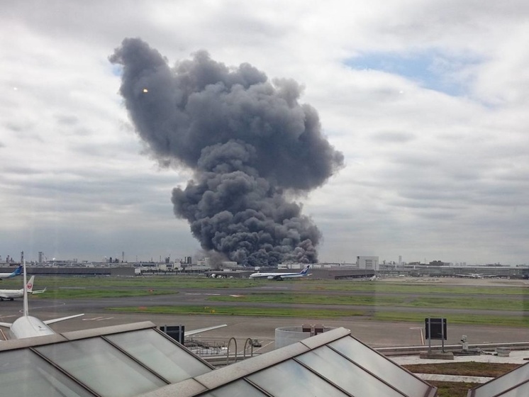 На сталелитейном заводе возле аэропорта Ханэда в Токио возник сильный пожар