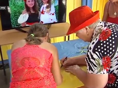 СМИ: Украинские пограничники дарят крымчанам, следующим на материк, желто-голубые браслеты