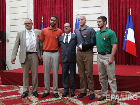 Олланд вручил высшие награды Франции мужчинам, которые обезоружили преступника, открывшего стрельбу в поезде