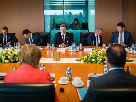 Порошенко посетил Германию, где встретился с Гауком, Меркель и Олландом. Фоторепортаж