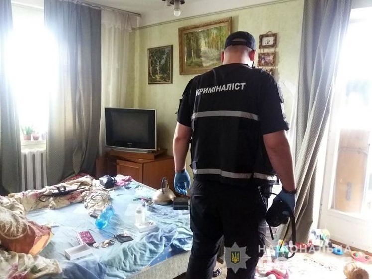 ﻿У київській квартирі виявили тіла подружжя та їхню живу дочку 2017 року народження – поліція