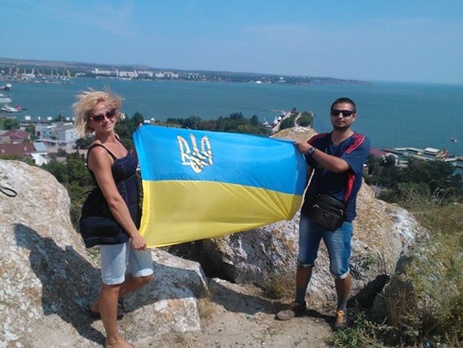 В Керчи полиция задержала трех человек за фото с флагом Украины